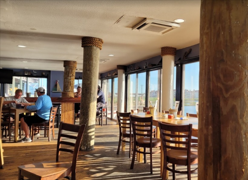 Boathouse Bar & Grill